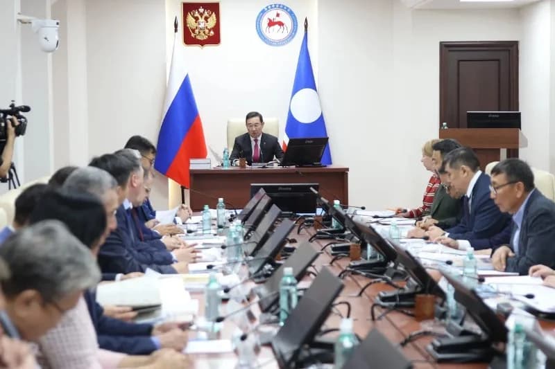 Глава Якутии провел заседание Попечительского совета Отделения РГО в республике